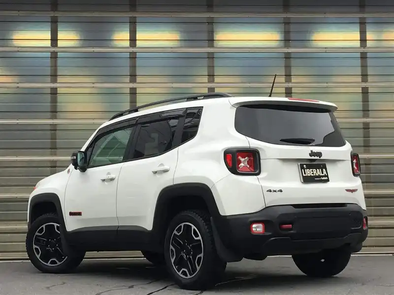 カタログ画像：ジープ・レネゲード（JEEP RENEGADE） トレイルホーク 2015年11月 ABA-BU24 2400cc アルパインホワイトクリアコート 燃費10.4km / l バック