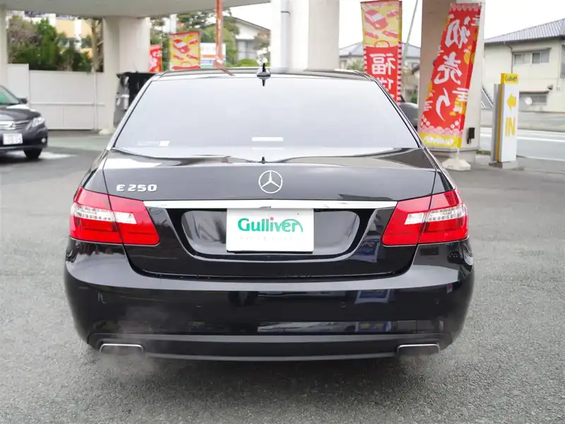 カタログ画像：Ｅクラス（E-CLASS） Ｅ２５０ ブルーエフィシェンシー アバンギャルド 2011年11月 DBA-212047C 1800cc オブシディアンブラック（Ｍ） 燃費12.6km / l バック