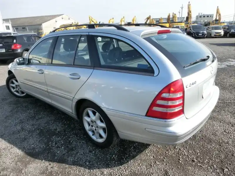 カタログ画像：Ｃクラスステーションワゴン（C-CLASS STATIONWAGON） Ｃ２４０ ４マチック ステーションワゴン 2004年4月 GH-203281 2600cc ブリリアントシルバー（Ｍ） バック