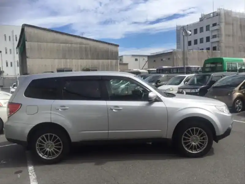 カタログ画像：フォレスター（FORESTER） ２．０ＸＳ 2011年8月 DBA-SHJ 2000cc アイスシルバー・メタリック 燃費15.2km / l  外装