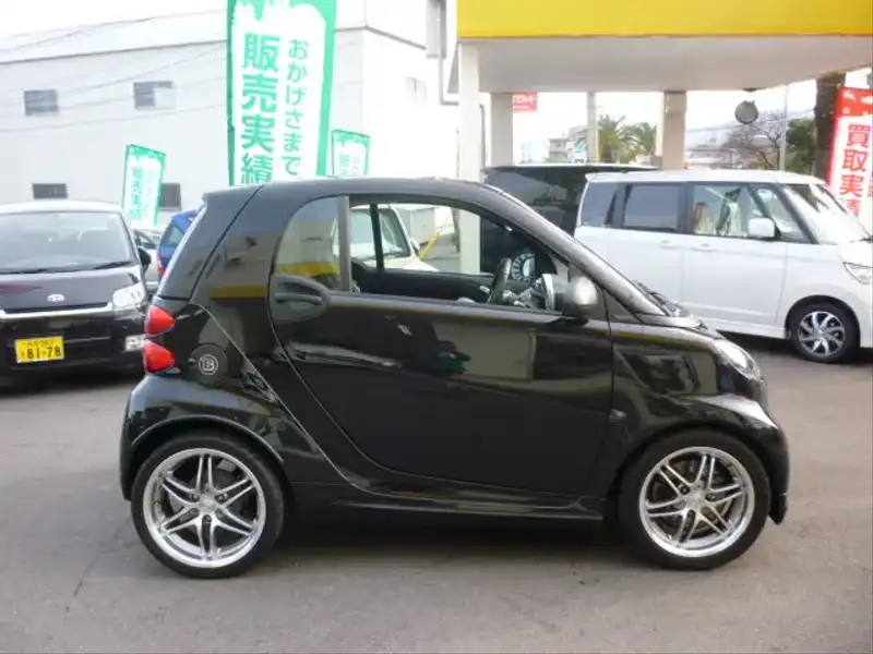 カタログ画像：スマートフォーツークーペ（SMART FORTWO COUPE） ＢＲＡＢＵＳ エクスクルーシブ 2011年7月 ABA-451333 1000cc ディープブラック 燃費18.3km / l  外装