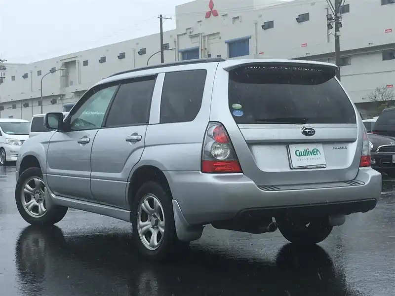 カタログ画像：フォレスター（FORESTER） ２．０Ｘ 2005年1月 CBA-SG5 2000cc プレミアムシルバー・メタリック 燃費13.0km / l  バック