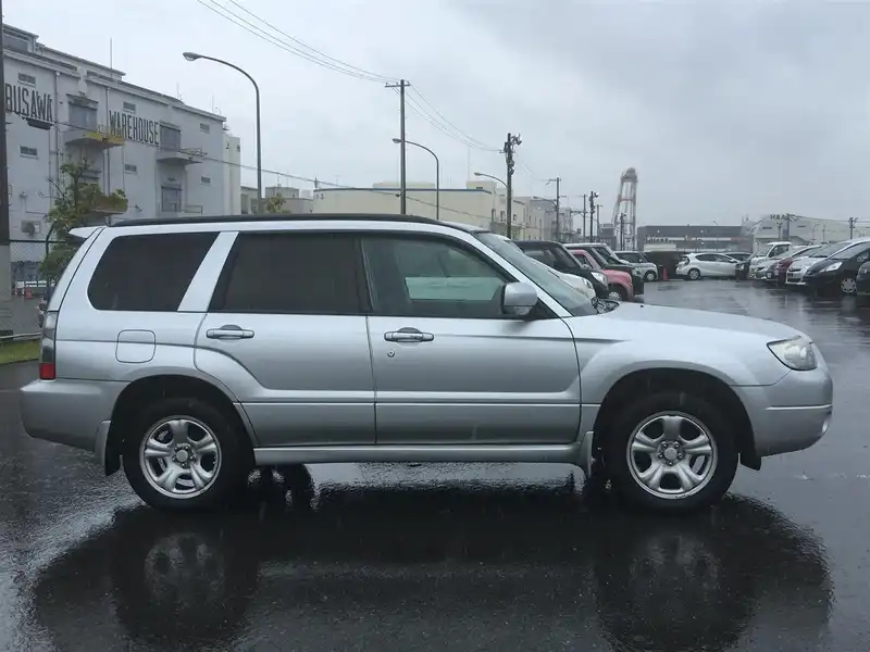 カタログ画像：フォレスター（FORESTER） ２．０Ｘ 2005年1月 CBA-SG5 2000cc プレミアムシルバー・メタリック 燃費13.6km / l  外装