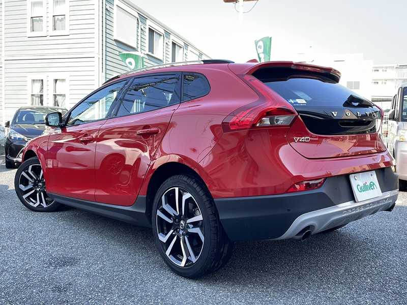 カタログ画像：Ｖ４０（V40） クロスカントリー Ｔ５ ＡＷＤ サマム 2016年7月 CBA-MB420XC 2000cc パッションレッド 燃費14.8km / l バック