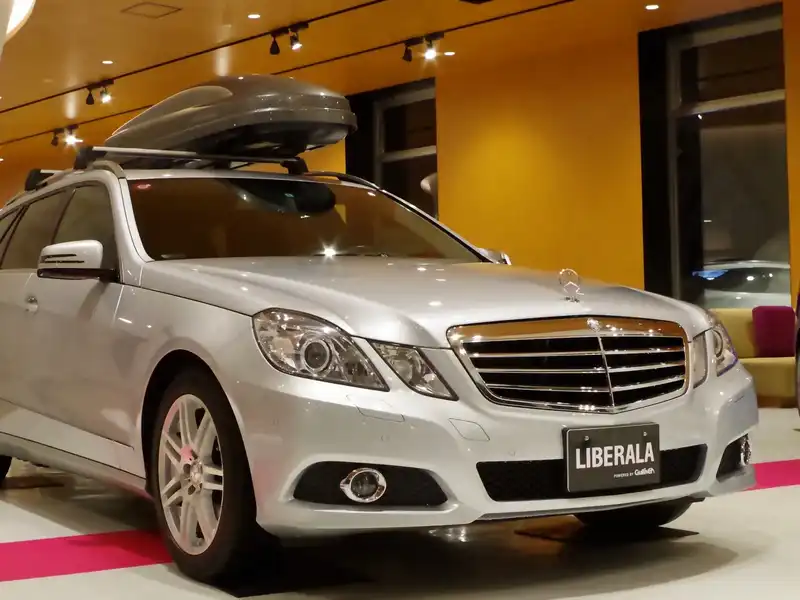 カタログ画像：Ｅクラスステーションワゴン（E-CLASS STATIONWAGON） Ｅ３５０ ４マチック ステーションワゴン アバンギャルド 2010年8月 DBA-212287C 3500cc イリジウムシルバー（Ｍ） 燃費8.5km / l  フロント