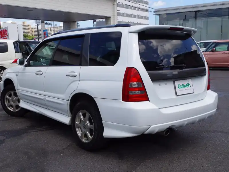 カタログ画像：フォレスター（FORESTER） Ｘ２０ 2002年2月 TA-SG5 2000cc ピュアホワイト 燃費13.6km / l  バック