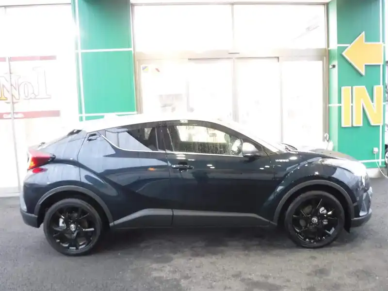 カタログ画像：Ｃ－ＨＲ（C-HR） Ｇ モード ネロ 2018年12月 DAA-ZYX10 1800cc ブラック×メタルストリームメタリック 燃費30.2km / l バック