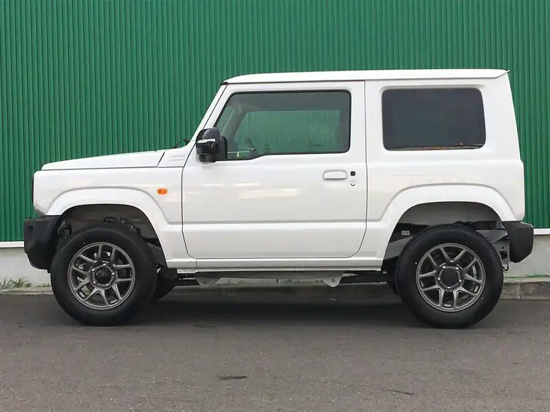 カタログ画像：ジムニー（JIMNY） ＸＧ スズキセーフティサポート装着車 2021年10月 3BA-JB64W 660cc ホワイト 燃費14.3km / l 外装