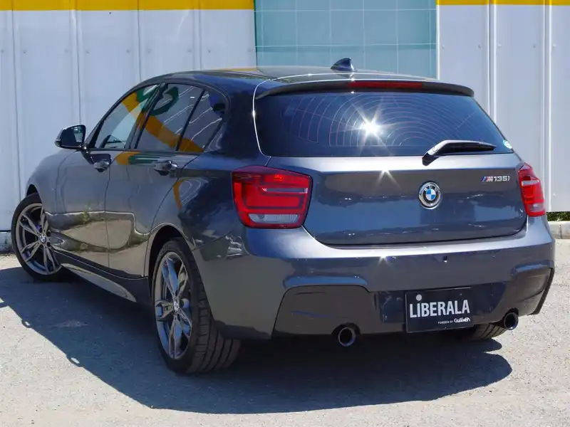 カタログ画像：１シリーズ（1 SERIES） Ｍ１３５ｉ 2012年8月 DBA-1B30 3000cc ミネラル・グレー（メタリック・カラー） 燃費12.6km / l バック