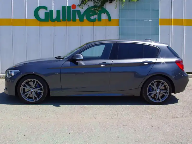 カタログ画像：１シリーズ（1 SERIES） Ｍ１３５ｉ 2012年8月 DBA-1B30 3000cc ミネラル・グレー（メタリック・カラー） 燃費12.6km / l 外装