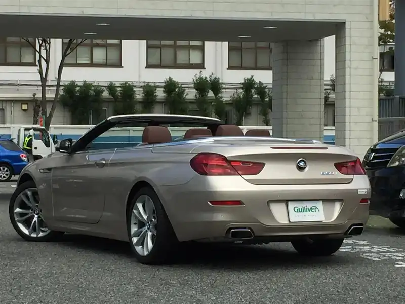 カタログ画像：６シリーズ（6 SERIES） ６５０ｉカブリオレ 2012年8月 CBA-YP44 4400cc チタン・シルバー（メタリック・カラー）orオリオン・シルバー（メタリック・カラー） 燃費9.6km / l バック