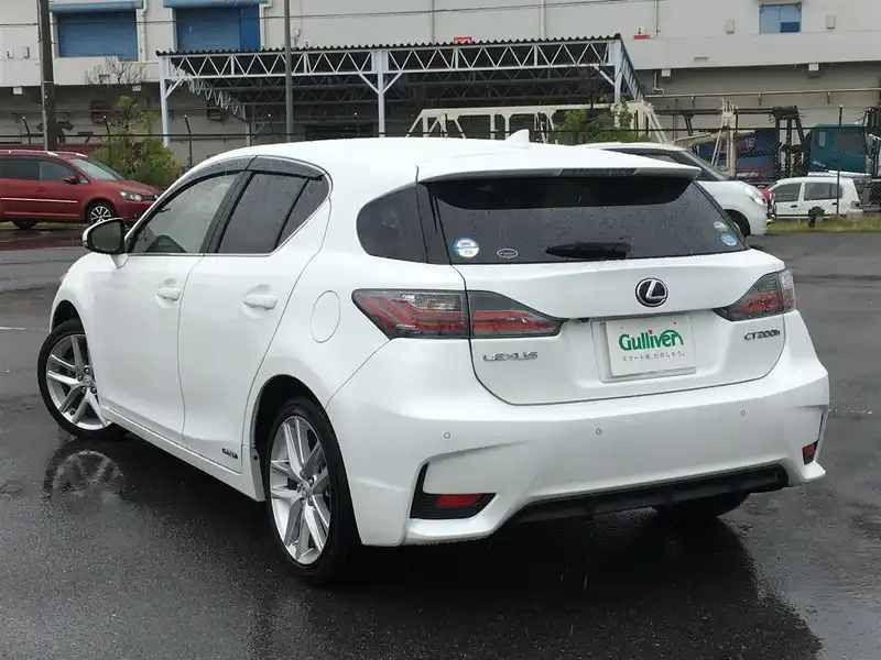 カタログ画像：ＣＴ（CT） ＣＴ２００ｈ バージョンＬ 2014年1月 DAA-ZWA10 1800cc ホワイトパールクリスタルシャイン 燃費26.6km / l バック