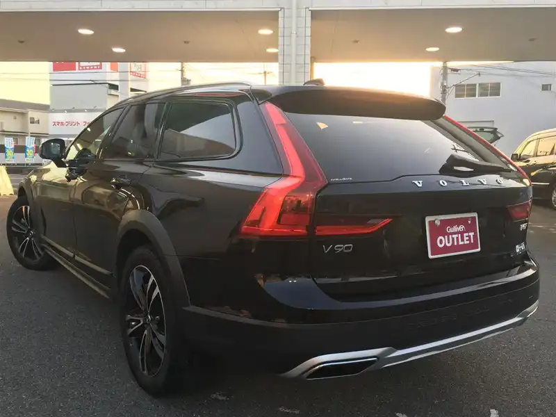 カタログ画像：Ｖ９０（V90） クロスカントリー Ｔ５ ＡＷＤ サマム エアサスペンション装着車 2018年7月 DBA-PB420A 2000cc ブラック 燃費13.1km / l バック