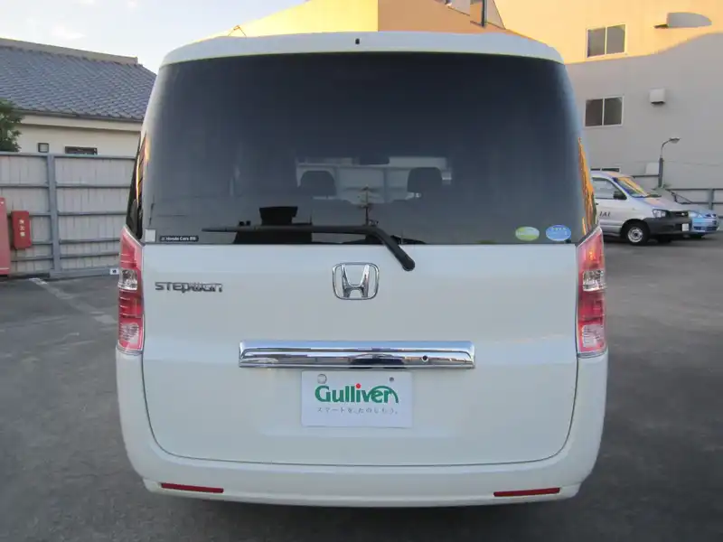 カタログ画像：ステップワゴン（STEPWAGON） Ｌ 2009年10月 DBA-RK1 2000cc プレミアムホワイト・パール 燃費14.2km / l  バック