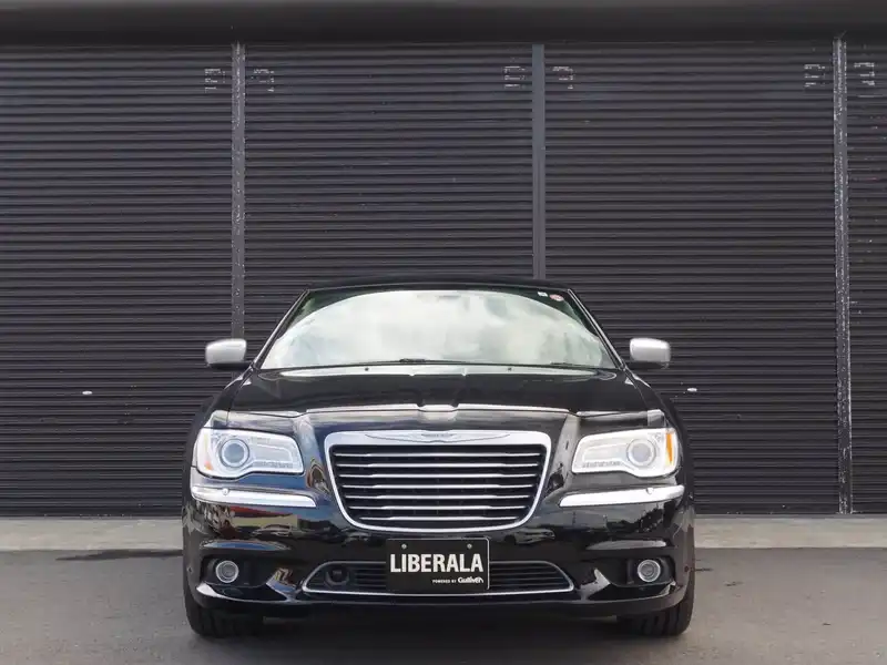 カタログ画像：クライスラー・３００（CHRYSLER 300） ３００Ｃラグジュアリー＋ 2014年4月 ABA-LX36 3600cc グロスブラック 燃費9.2km / l フロント