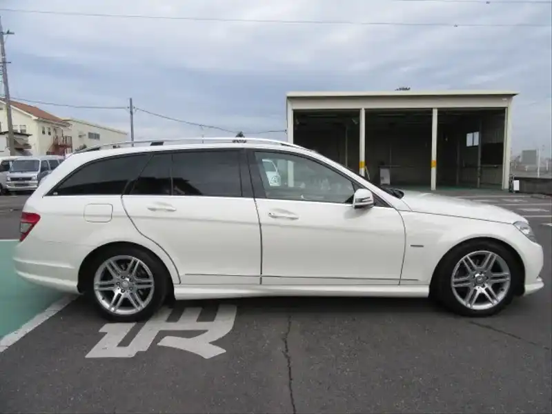 カタログ画像：Ｃクラスステーションワゴン（C-CLASS STATIONWAGON） Ｃ２００ ＣＧＩブルーエフィシェンシー ステーションワゴン アバンギャルド １２５!エディション 2011年1月 DBA-204248 1800cc カルサイトホワイト（Ｓ） 燃費11.6km / l  外装