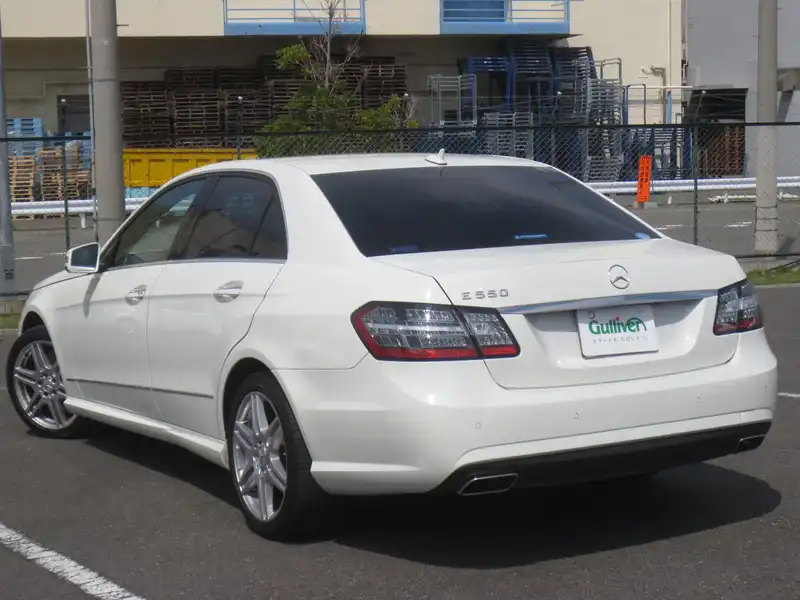 カタログ画像：Ｅクラス（E-CLASS） Ｅ５５０ アバンギャルド 2009年5月 CBA-212072 5500cc カルサイトホワイト（Ｓ） 燃費7.8km / l  バック