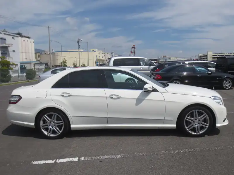 カタログ画像：Ｅクラス（E-CLASS） Ｅ５５０ アバンギャルド 2009年5月 CBA-212072 5500cc カルサイトホワイト（Ｓ） 燃費7.8km / l  外装