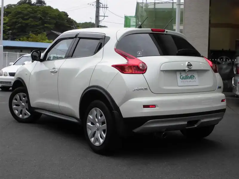 カタログ画像：ジューク（JUKE） １５ＲＸ タイプＶ 2013年8月 DBA-YF15 1500cc ブリリアントホワイトパール（３Ｐ） 燃費18.0km / l バック