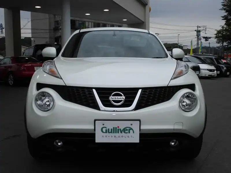 カタログ画像：ジューク（JUKE） １５ＲＸ タイプＶ 2013年8月 DBA-YF15 1500cc ブリリアントホワイトパール（３Ｐ） 燃費18.0km / l フロント