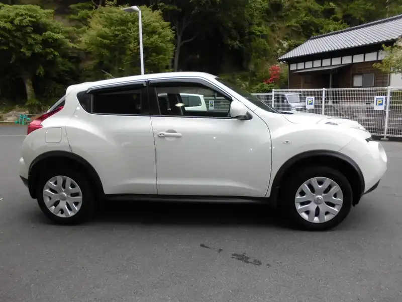 カタログ画像：ジューク（JUKE） １５ＲＸ タイプＶ 2013年8月 DBA-YF15 1500cc ブリリアントホワイトパール（３Ｐ） 燃費18.0km / l 外装