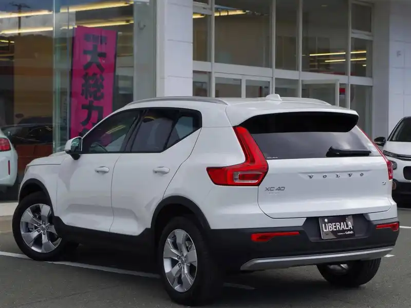 カタログ画像：ＸＣ４０（XC40） Ｔ４ ＡＷＤ モーメンタム 2019年10月 DBA-XB420XC 2000cc アイスホワイト 燃費13.2km / l バック