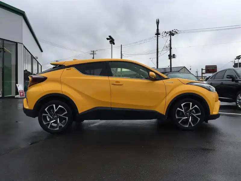 カタログ画像：Ｃ－ＨＲ（C-HR） Ｇ 2016年12月 DAA-ZYX10 1800cc イエロー 燃費30.2km / l 外装