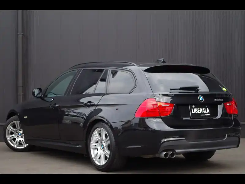 カタログ画像：３シリーズ（3 SERIES） ３２５ｉツーリング Ｍスポーツパッケージ 2011年10月 LBA-UT25 3000cc ブラック・サファイア（メタリック・カラー） 燃費11.4km / l バック