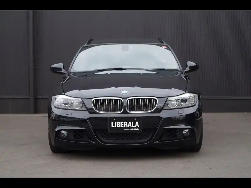 カタログ画像：３シリーズ（3 SERIES） ３２５ｉツーリング Ｍスポーツパッケージ 2011年10月 LBA-UT25 3000cc ブラック・サファイア（メタリック・カラー） 燃費11.4km / l フロント