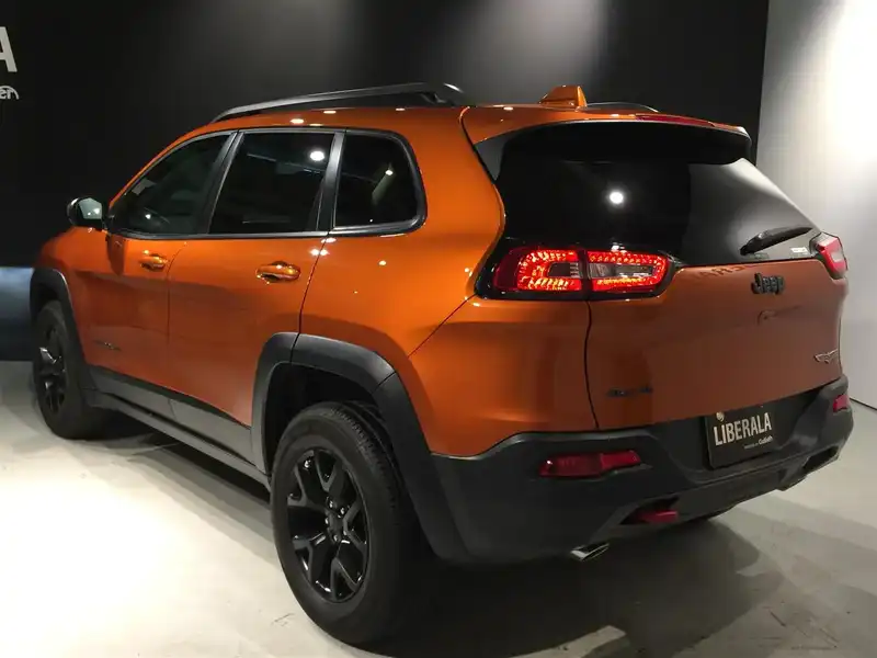 カタログ画像：ジープ・チェロキー（JEEP CHEROKEE） マンゴータンゴ 2015年5月 ABA-KL32L 3200cc マンゴータンゴパールコート 燃費10.0km / l バック