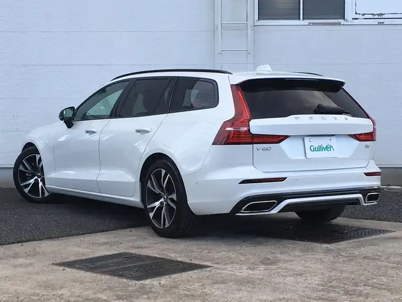 カタログ画像：Ｖ６０（V60） Ｂ５ Ｒデザイン 2020年10月 5AA-ZB420TM 2000cc アイスホワイト 燃費12.8km / l バック