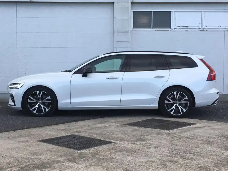 カタログ画像：Ｖ６０（V60） Ｂ５ Ｒデザイン 2020年10月 5AA-ZB420TM 2000cc アイスホワイト 燃費12.8km / l 外装