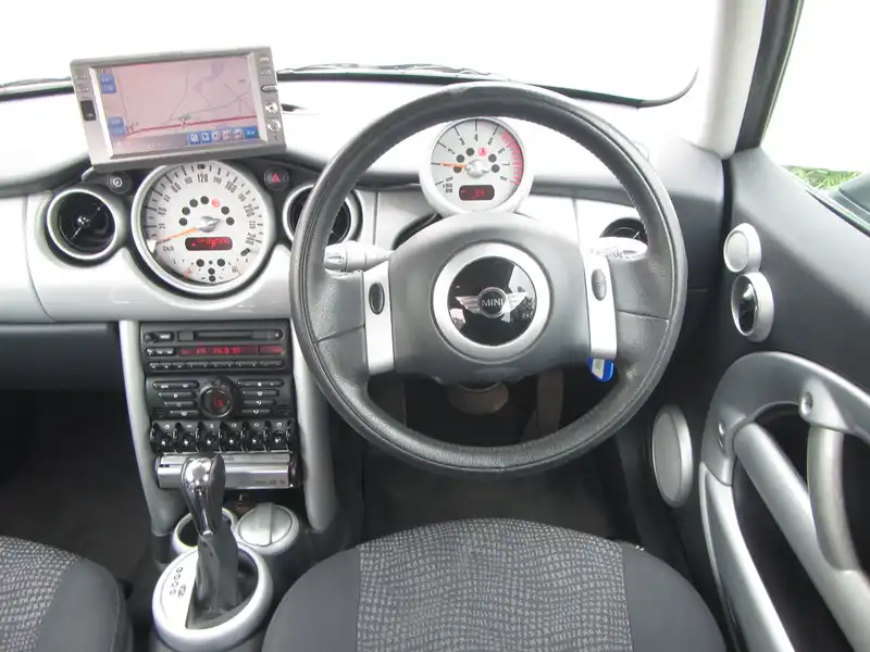 カタログ画像：ＭＩＮＩ（MINI） クーパー 2004年4月 GH-RA16 1600cc ブリティッシュ・レーシング・グリーンメタリック 燃費14.4km / l  内装