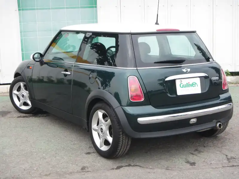 カタログ画像：ＭＩＮＩ（MINI） クーパー 2004年4月 GH-RA16 1600cc ブリティッシュ・レーシング・グリーンメタリック 燃費14.4km / l  バック