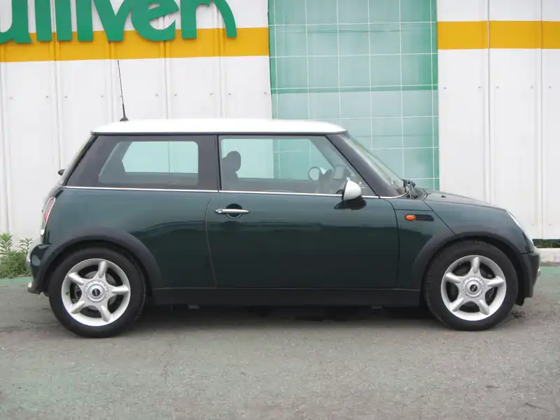 カタログ画像：ＭＩＮＩ（MINI） クーパー 2004年4月 GH-RA16 1600cc ブリティッシュ・レーシング・グリーンメタリック 燃費14.4km / l  外装