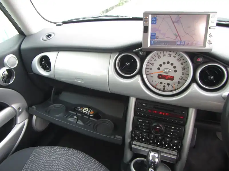 カタログ画像：ＭＩＮＩ（MINI） クーパー 2004年4月 GH-RA16 1600cc ブリティッシュ・レーシング・グリーンメタリック 燃費14.4km / l  内装