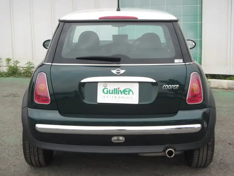 カタログ画像：ＭＩＮＩ（MINI） クーパー 2004年4月 GH-RA16 1600cc ブリティッシュ・レーシング・グリーンメタリック 燃費14.4km / l  バック