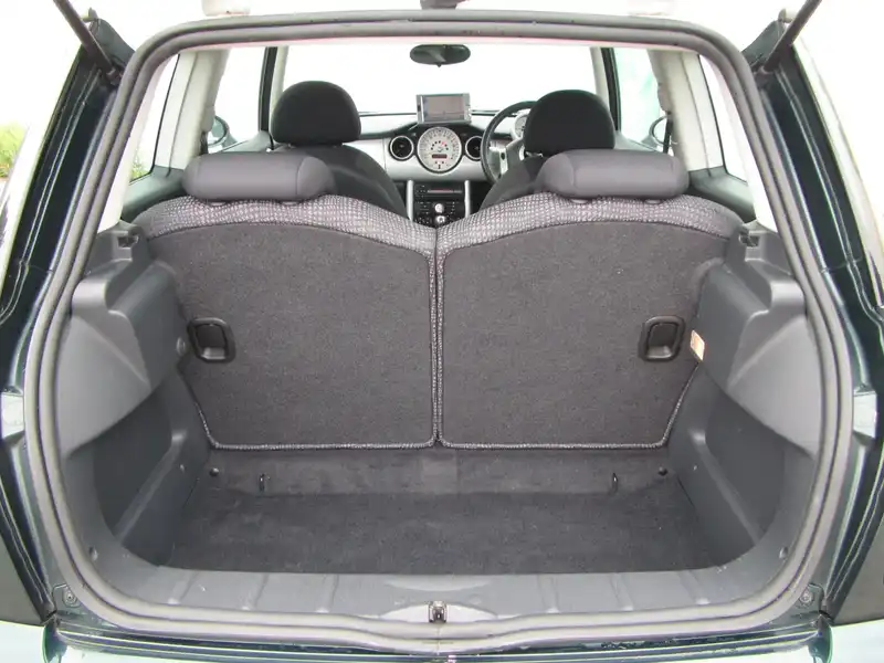 カタログ画像：ＭＩＮＩ（MINI） クーパー 2004年4月 GH-RA16 1600cc ブリティッシュ・レーシング・グリーンメタリック 燃費14.4km / l  内装