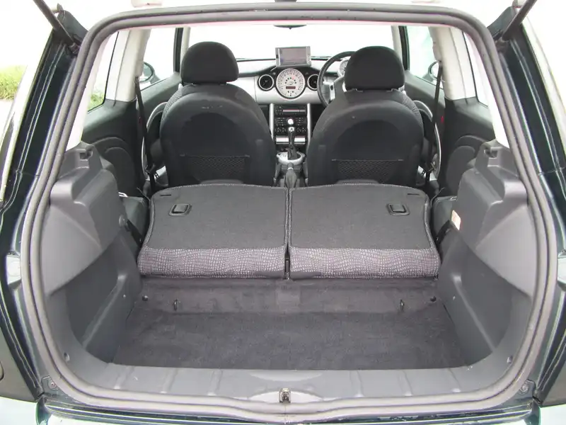 カタログ画像：ＭＩＮＩ（MINI） クーパー 2004年4月 GH-RA16 1600cc ブリティッシュ・レーシング・グリーンメタリック 燃費14.4km / l  内装