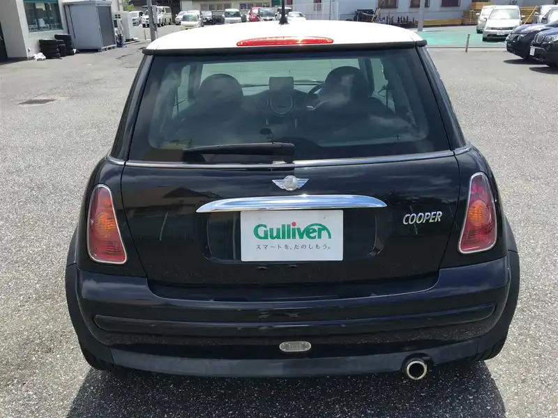 カタログ画像：ＭＩＮＩ（MINI） クーパー 2004年4月 GH-RA16 1600cc コスモス・ブラックメタリック 燃費14.4km / l  バック