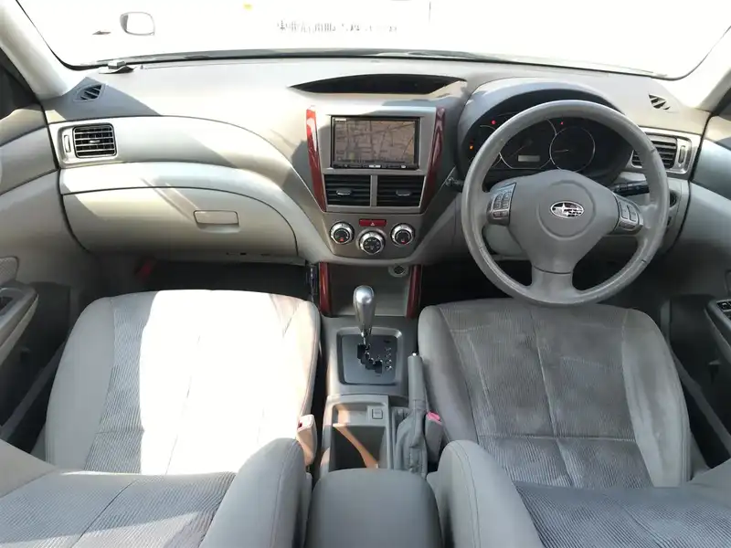 カタログ画像：フォレスター（FORESTER） ２．０ＸＳ プラチナセレクション 2009年1月 DBA-SH5 2000cc サテンホワイト・パール 燃費13.8km / l  内装