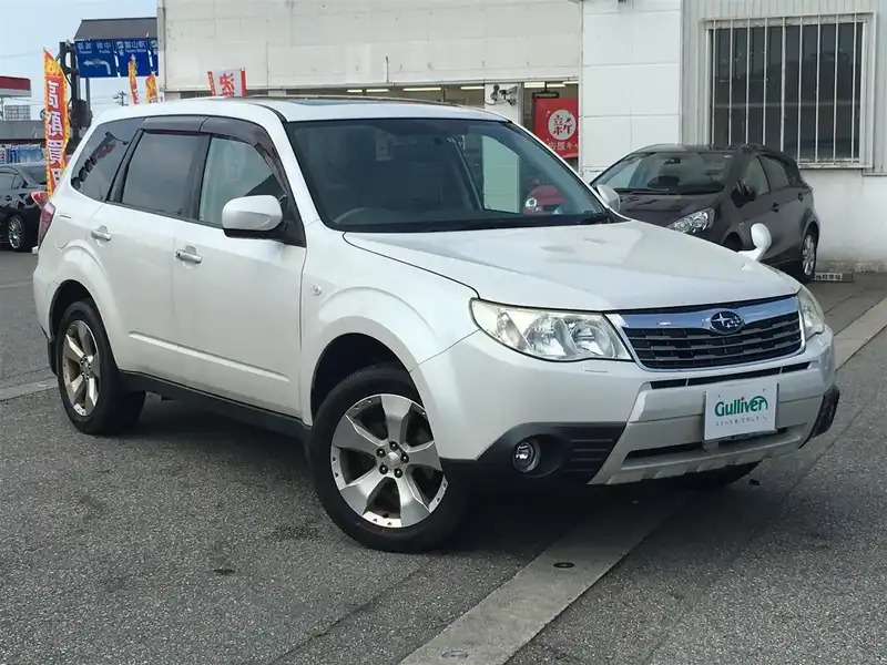 カタログ画像：フォレスター（FORESTER） ２．０ＸＳ プラチナセレクション 2009年1月 DBA-SH5 2000cc サテンホワイト・パール 燃費13.8km / l  メイン（その他）