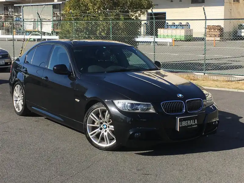 カタログ画像：３シリーズ（3 SERIES） ３３５ｉ Ｍスポーツパッケージ 2010年5月 ABA-PM35 3000cc ブラック・サファイア（メタリック・カラー） 燃費9.9km / l メイン