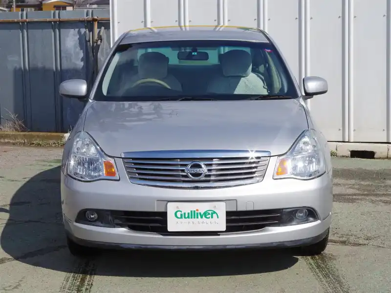 カタログ画像：ブルーバードシルフィ（BLUEBIRD SYLPHY） １５Ｍ ＦＯＵＲ 2009年5月 DBA-NG11 1500cc ブリリアントシルバー（Ｍ） 燃費16.0km / l  フロント