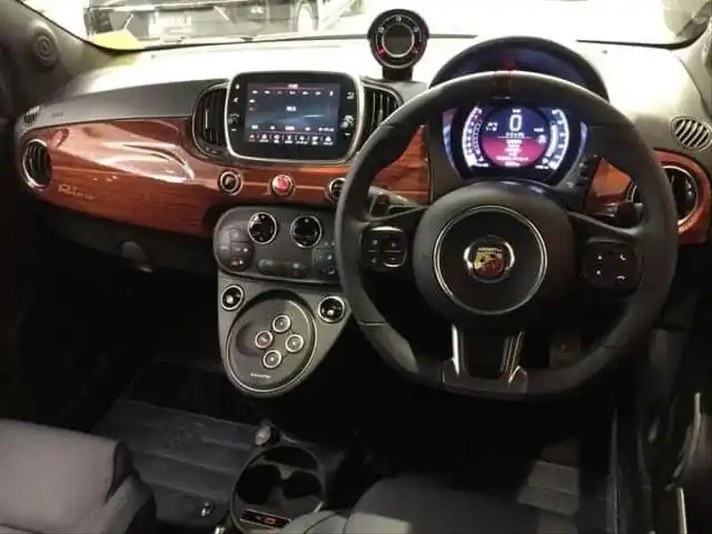 カタログ画像：アバルト６９５ リヴァーレ（ABARTH 695 RIVALE） ベースグレード 2018年11月 ABA-31214T 1400cc ビコローレ ブルー／グリジオ リーヴァ 燃費13.4km / l 内装