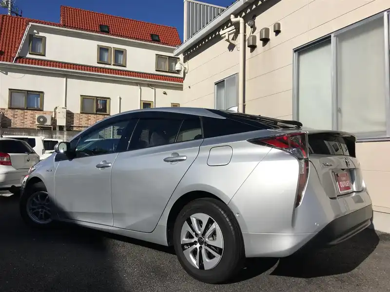 カタログ画像：プリウス（PRIUS） Ａ 2015年12月 DAA-ZVW51 1800cc シルバーメタリックorスティールブロンドメタリック 燃費37.2km / l バック