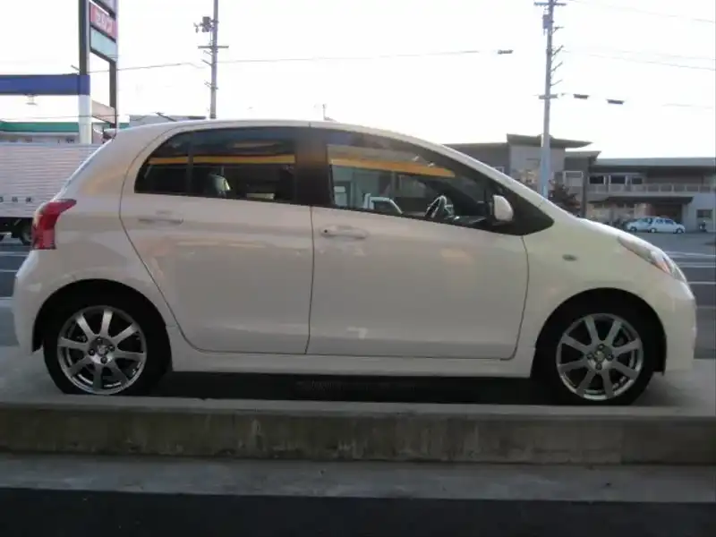 カタログ画像：ヴィッツ（VITZ） ＲＳ 2005年12月 DBA-NCP91 1500cc ホワイト 燃費18.6km / l  外装