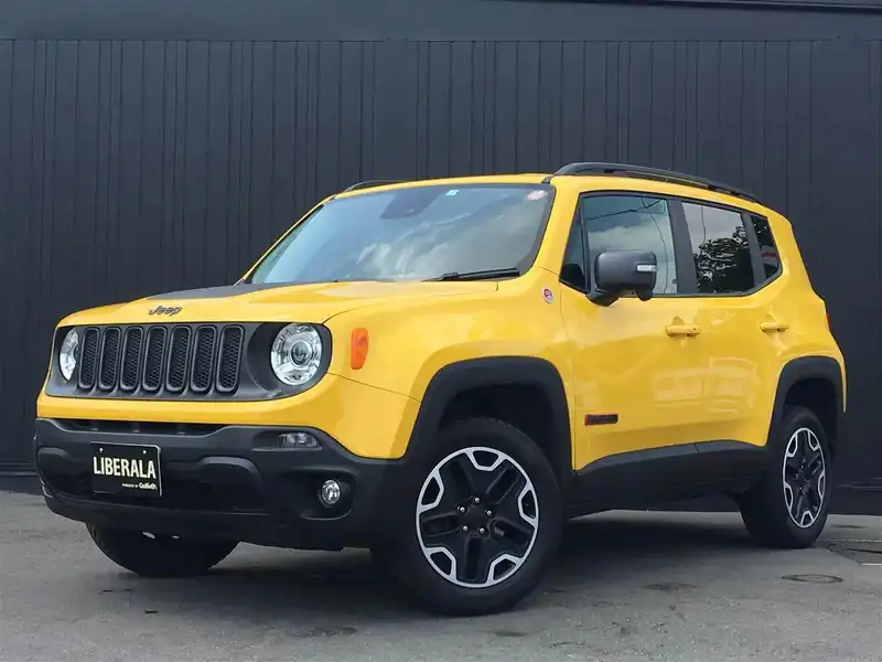 カタログ画像：ジープ・レネゲード（JEEP RENEGADE） トレイルホーク 2015年9月 ABA-BU24 2400cc ソーラーイエロークリアコート 燃費10.4km / l フロント