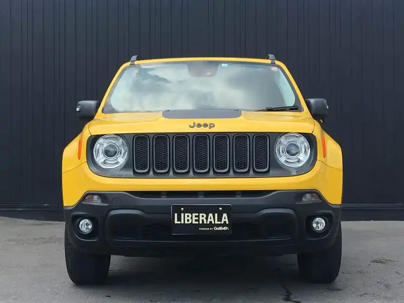 カタログ画像：ジープ・レネゲード（JEEP RENEGADE） トレイルホーク 2015年11月 ABA-BU24 2400cc ソーラーイエロークリアコート 燃費10.4km / l フロント