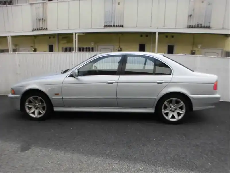 カタログ画像：５シリーズ（5 SERIES） ５４０ｉハイライン 2001年1月 GH-DN44 4400cc チタン・シルバー（メタリックカラー） 燃費7.1km / l  外装